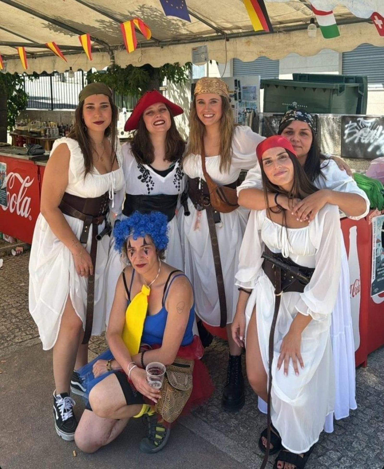 Algunas vecinas se disfrazaron de piratas.