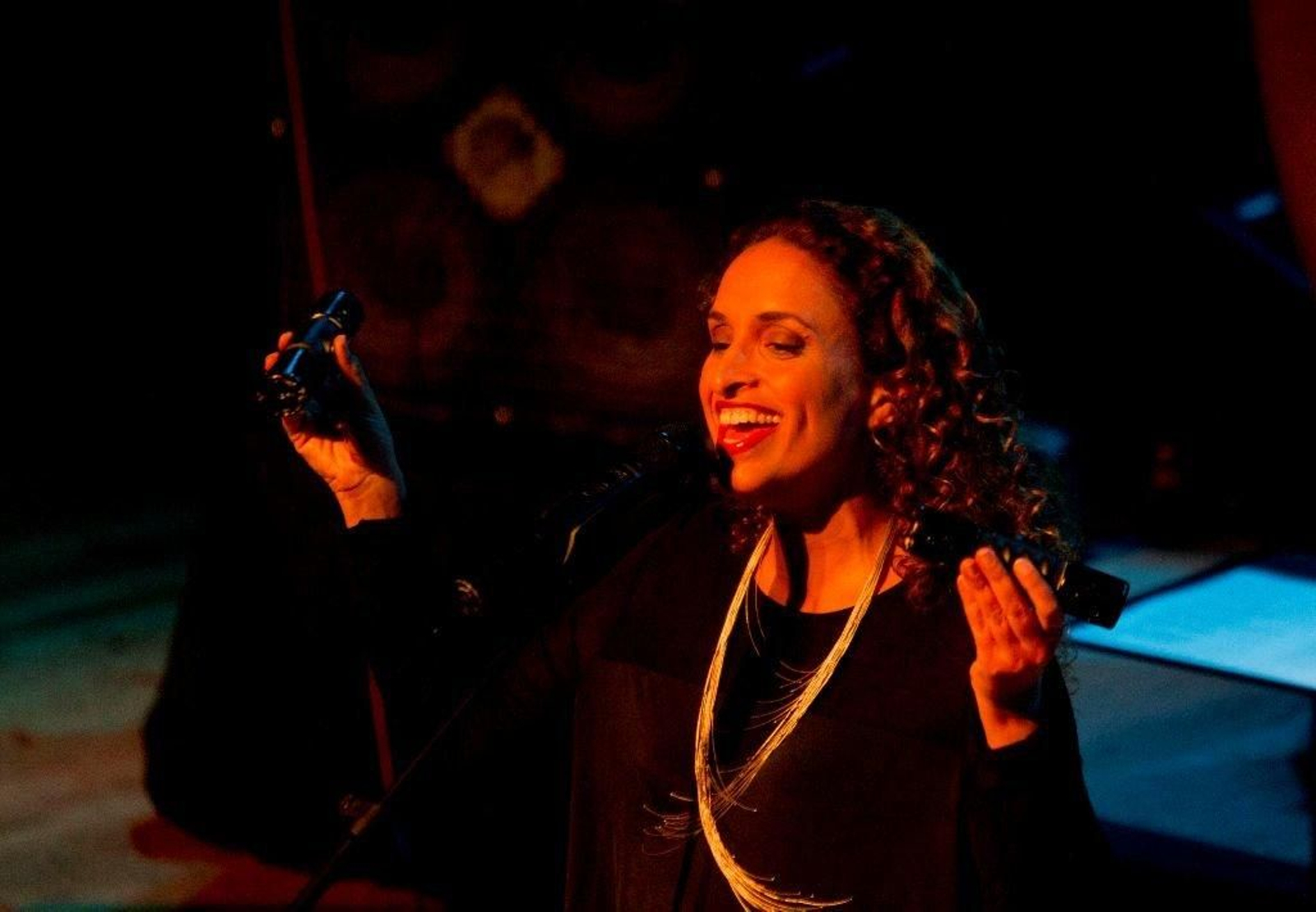 La cantante Noa actuó ayer en el teatro García Barbón, donde presentó en primicia en España su último disco “Love Medicine”.