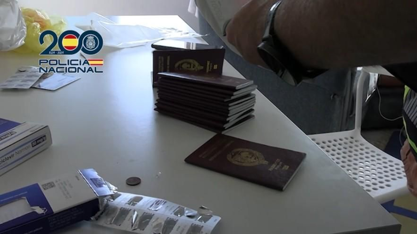 Pasaportes falsificados intervenidos por la Policía Nacional durante la operación en Ferrol y A Coruña.