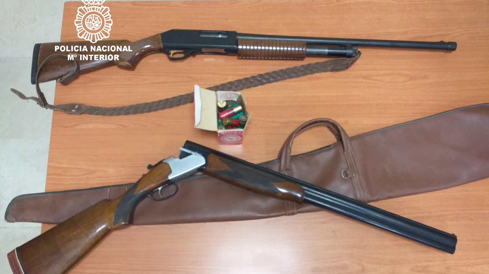 Las escopetas que el arrestado entregó a la Policía Nacional.