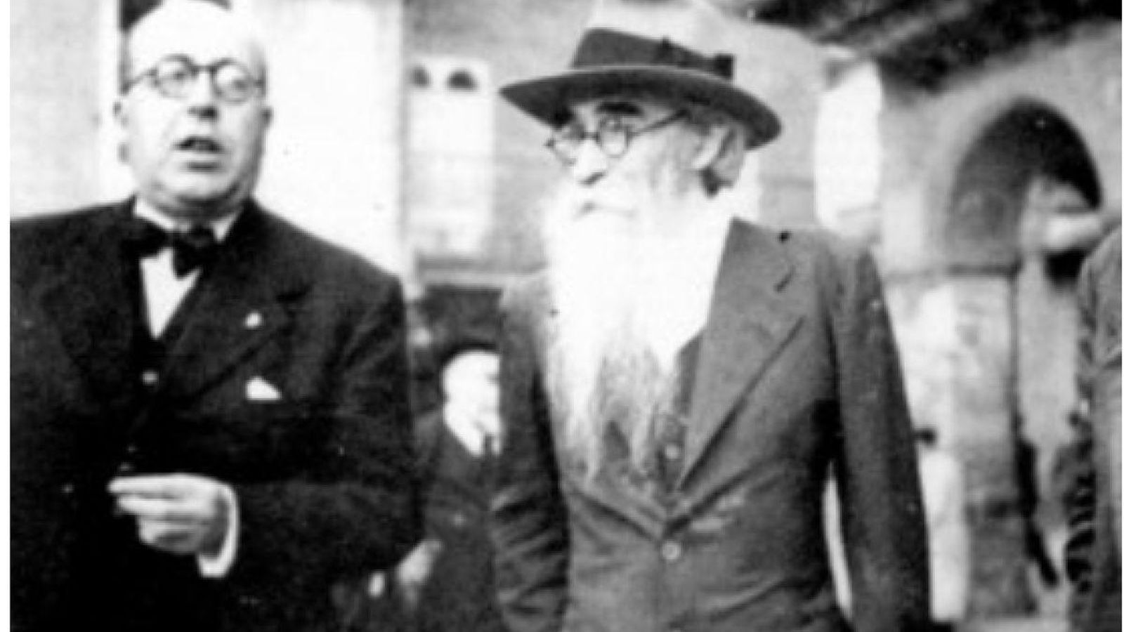 Otero Pedrayo y Valle-Inclán en la Plaza Mayor. Fundación Otero Pedrayo.