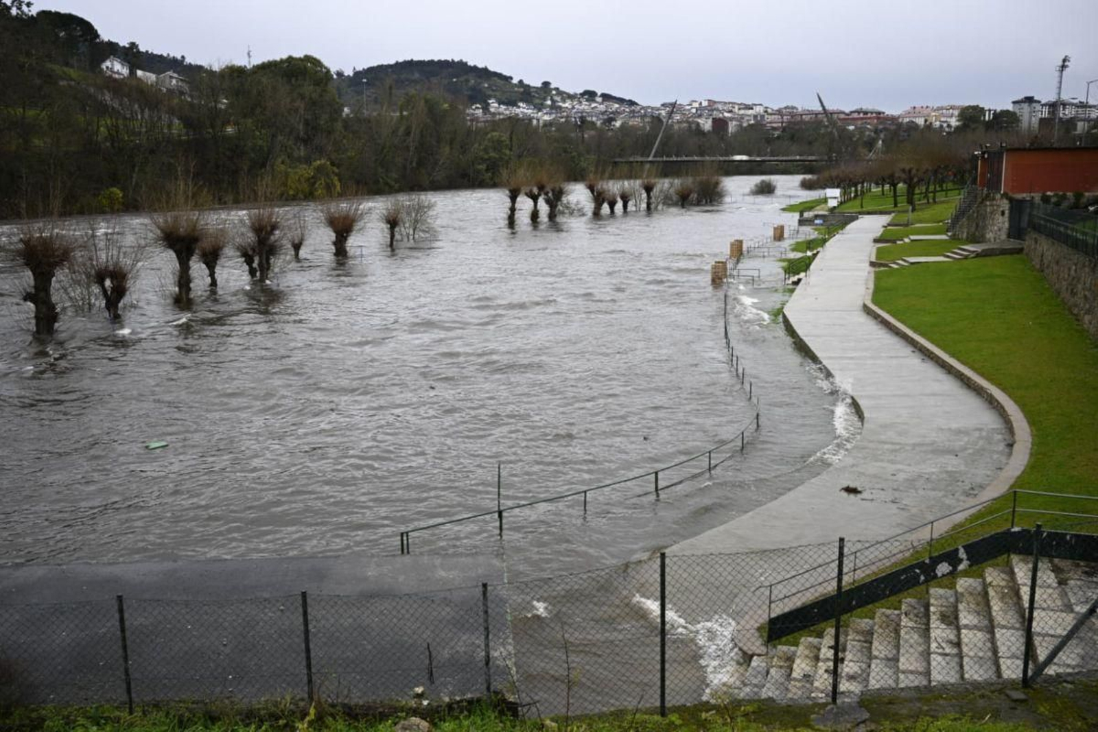 Las piscinas de Oira, sepultadas ayer por la impresionante crecida del río Miño.