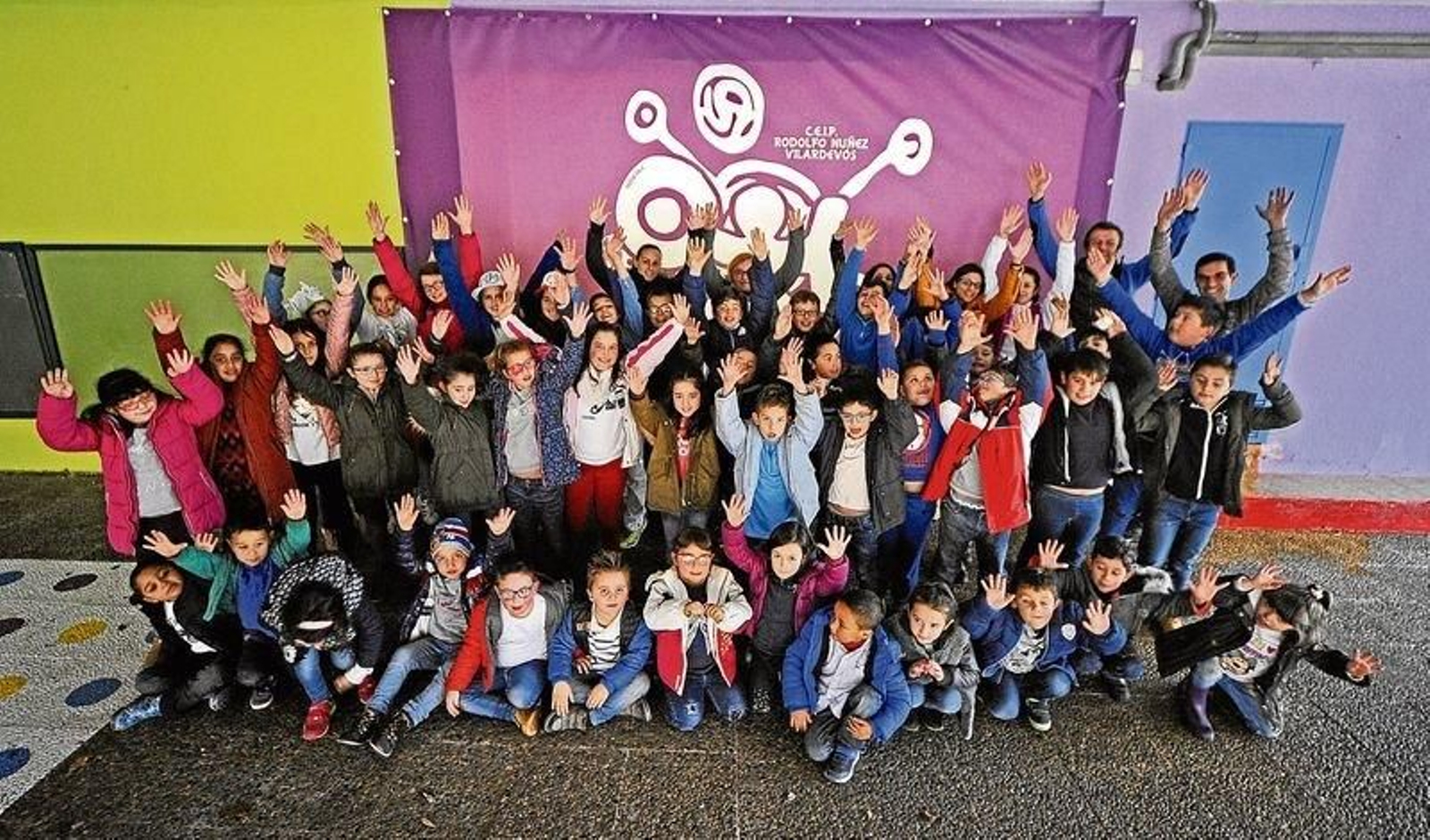 Alumnos e profesores do CEIP Rodolfo Núñez Rodríguez de Vilardevós 
celebraron por todo o alto o Día da Paz.
