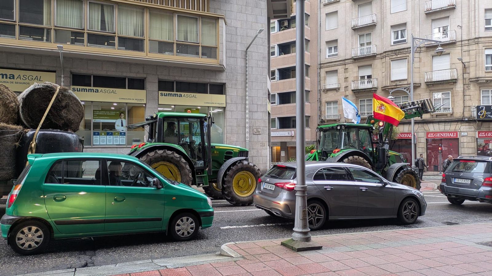 Tractor trasladando los rollos de paja