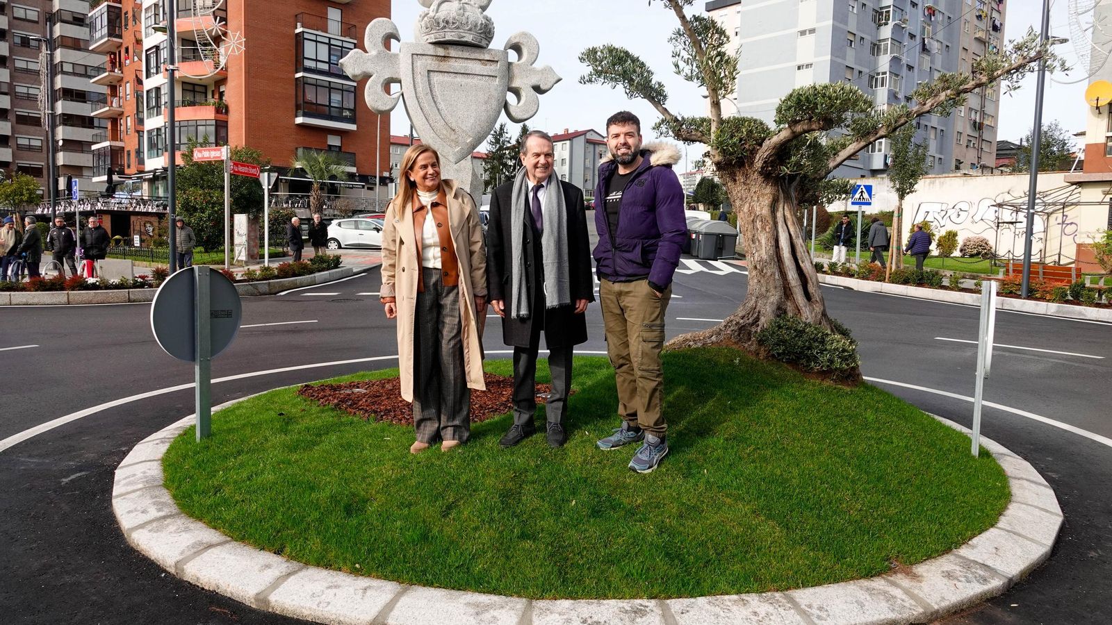 Abel Caballero, Carmela Silva y el escultor de la figura del escudo, Víctor Manuel Casal.