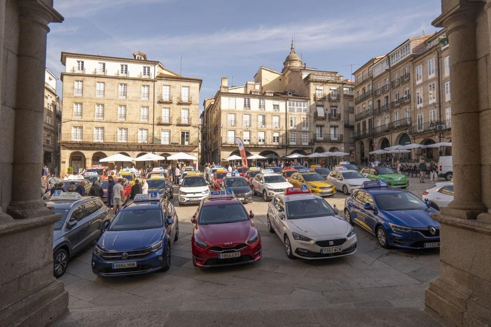 La Praza Maior acogió numerosos vehículos de las autoescuelas.