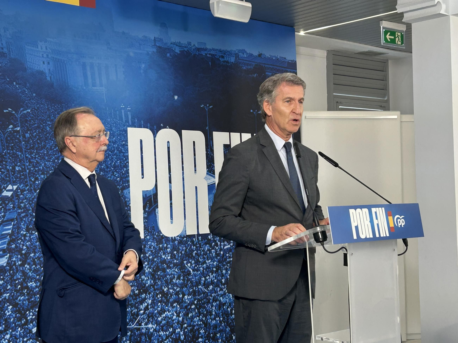 EuropEl presidente del Partido Popular, Alberto Núñez Feijóo, y el presidente de Ceuta, Juan Jesús Vivas, durante una comparecencia, en el Centro Cultural Estación de Ferrocarril, en Ceuta