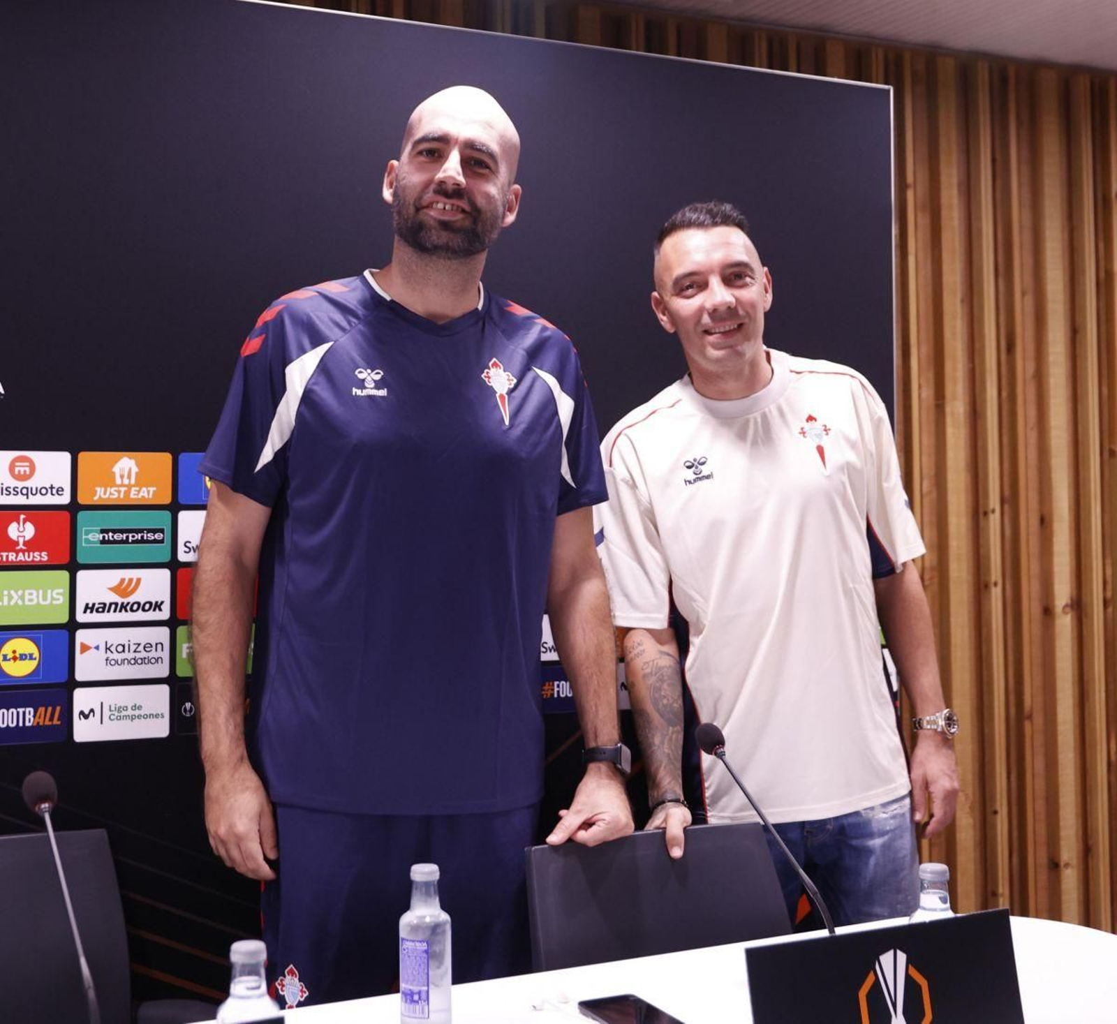 Claudio Giráldez y Iago Aspas comparecieron ayer juntos en la ciudad deportiva.