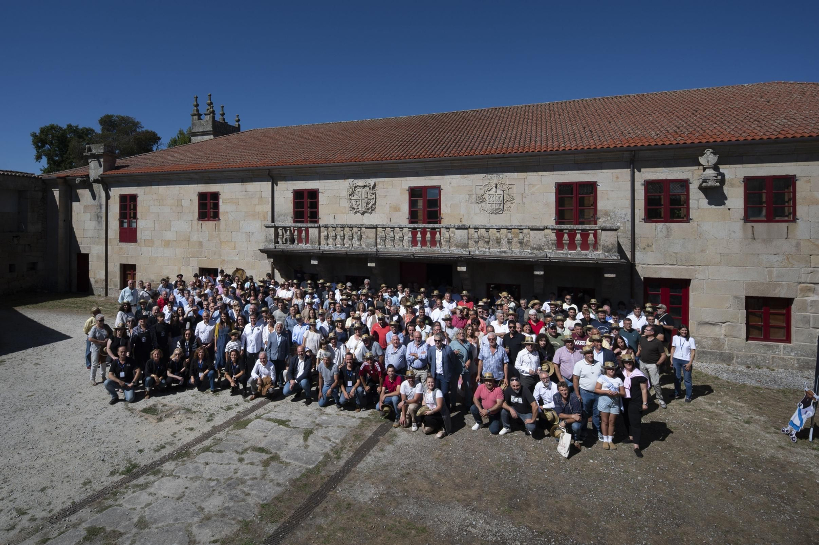 Foto de familia de los asistentes al aniversario en Coles.
