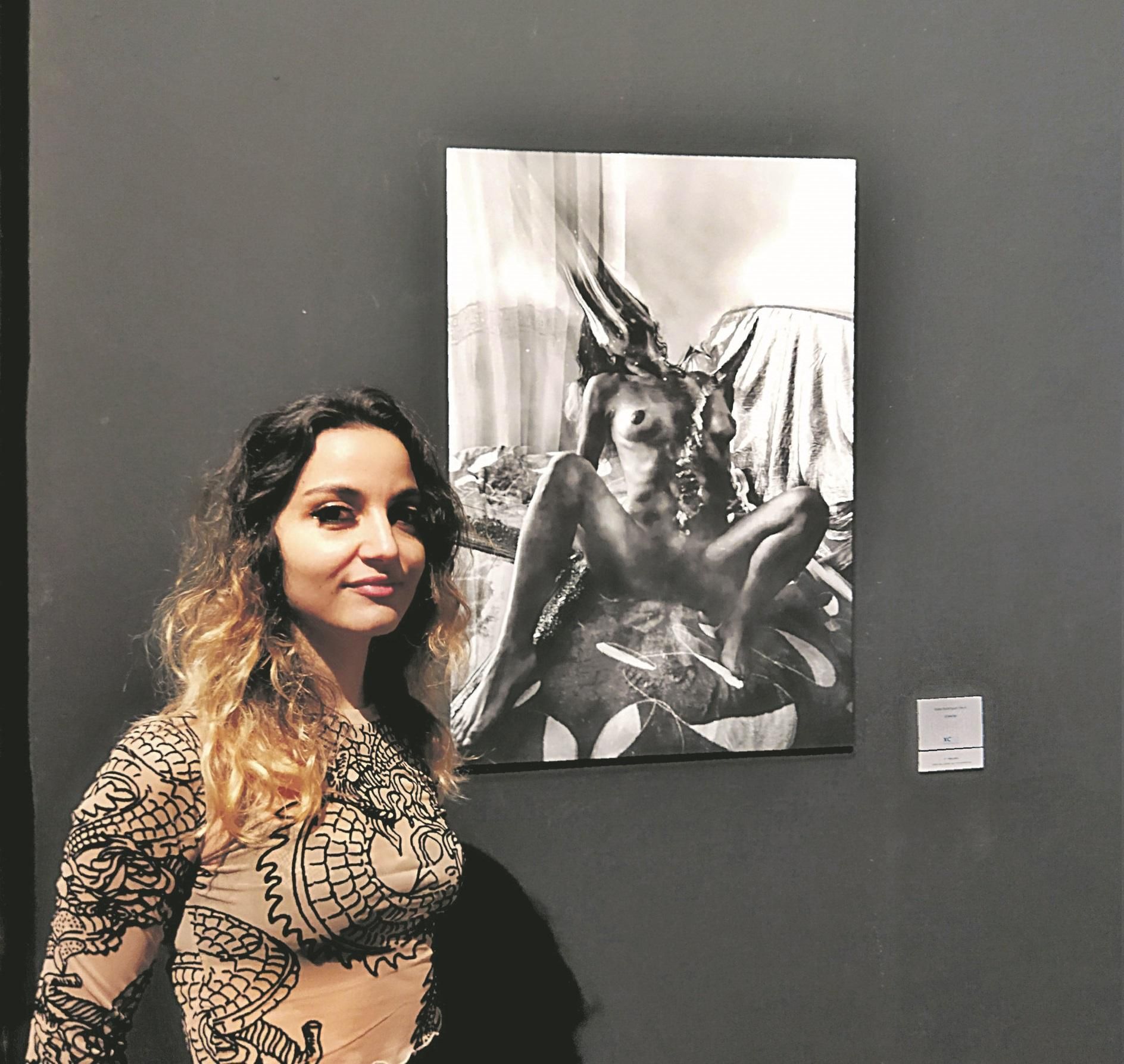 Olaya Rodríguez Pérez frente a su obra.