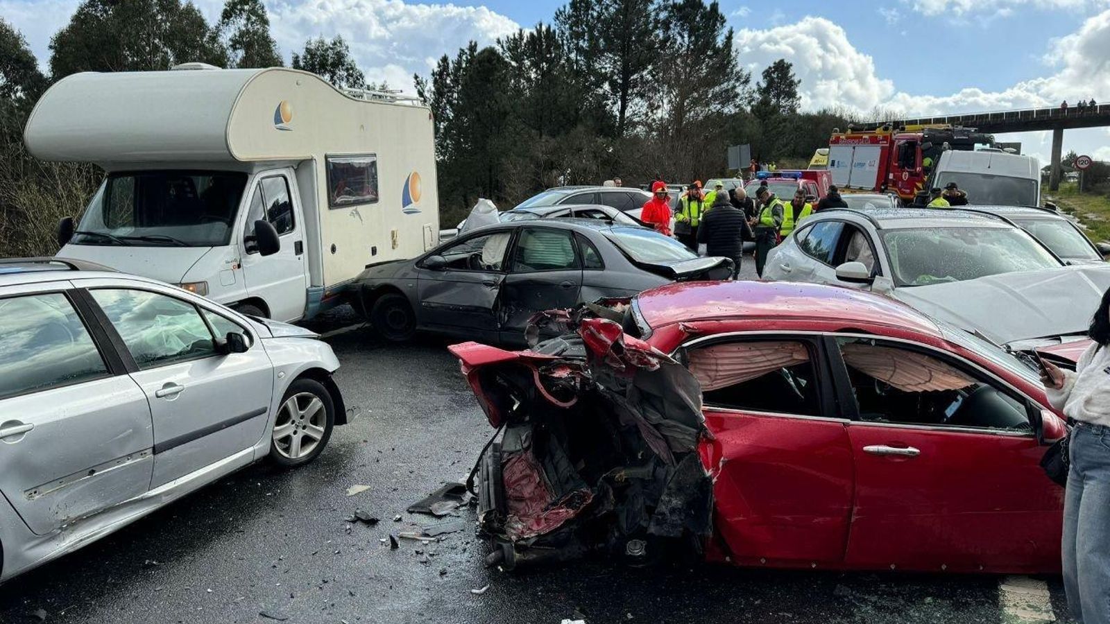 Algunos de los coches implicados en el accidente múltiple de A Cañiza (Alberte).