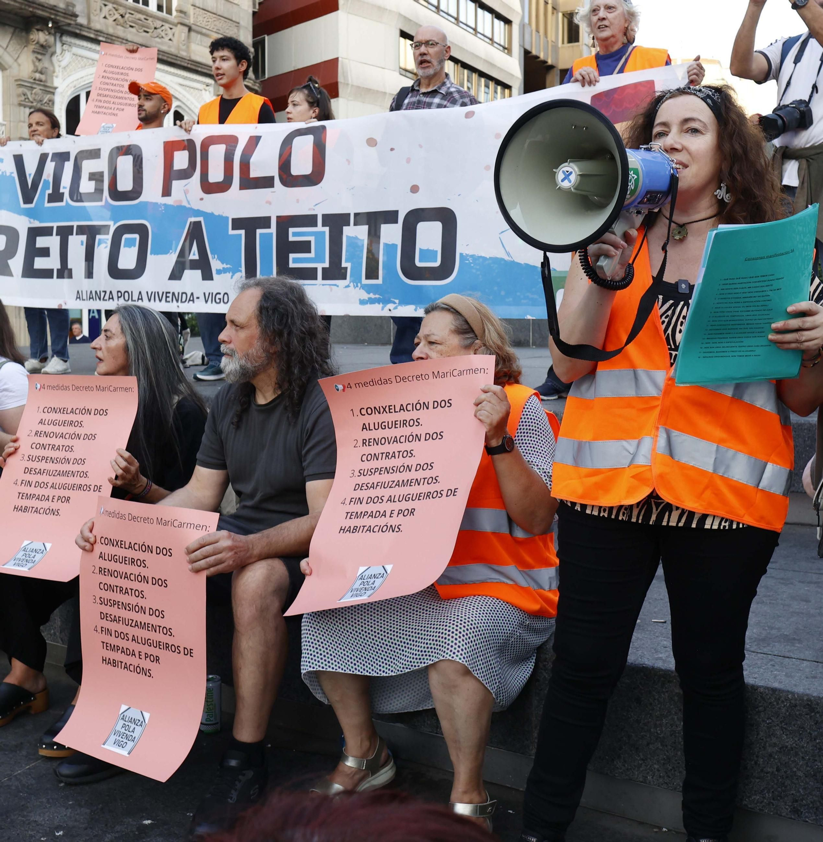Galería | Vigo sale a la calle por la situación de la vivienda