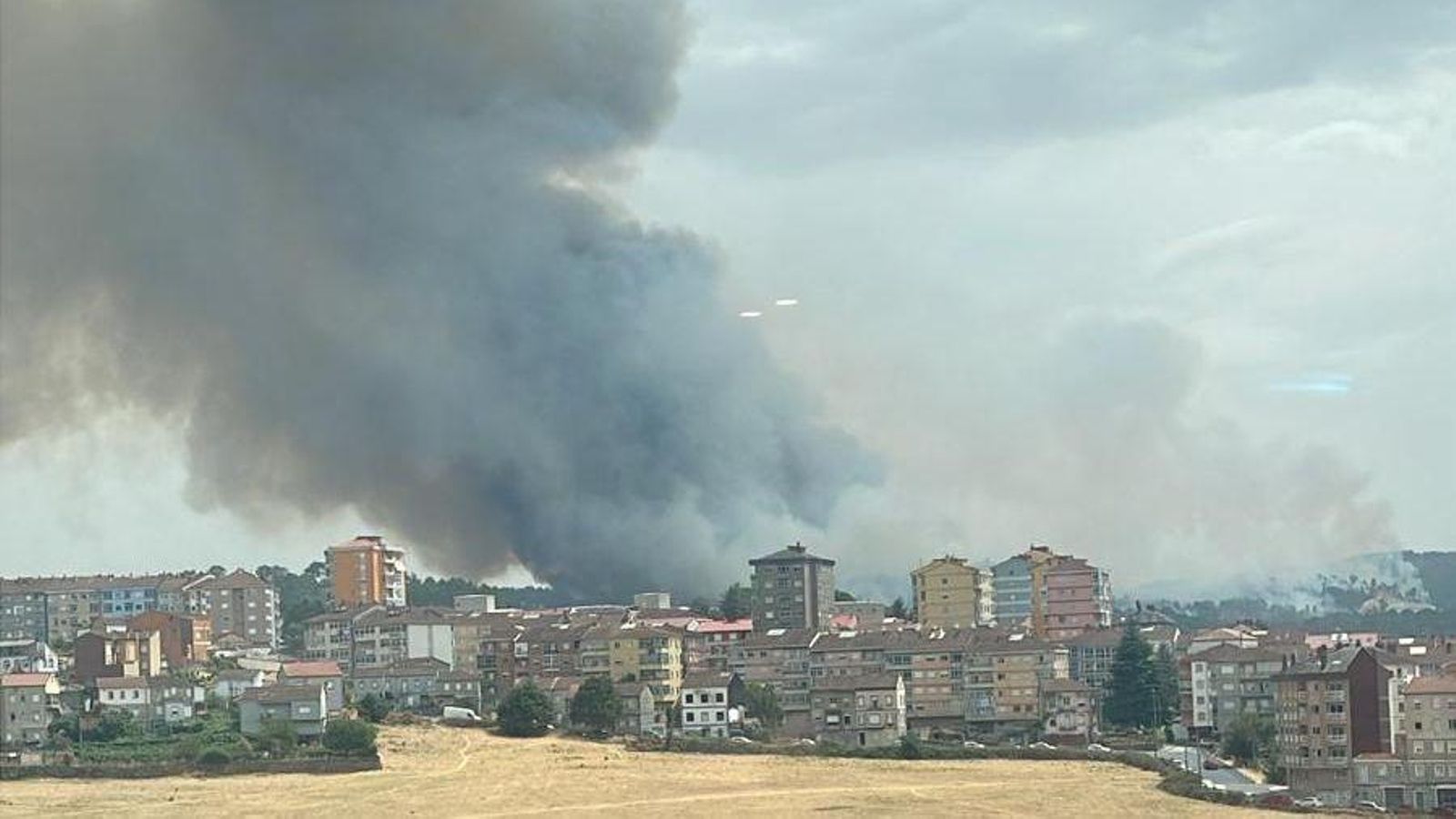 El incendio, visible desde toda la ciudad