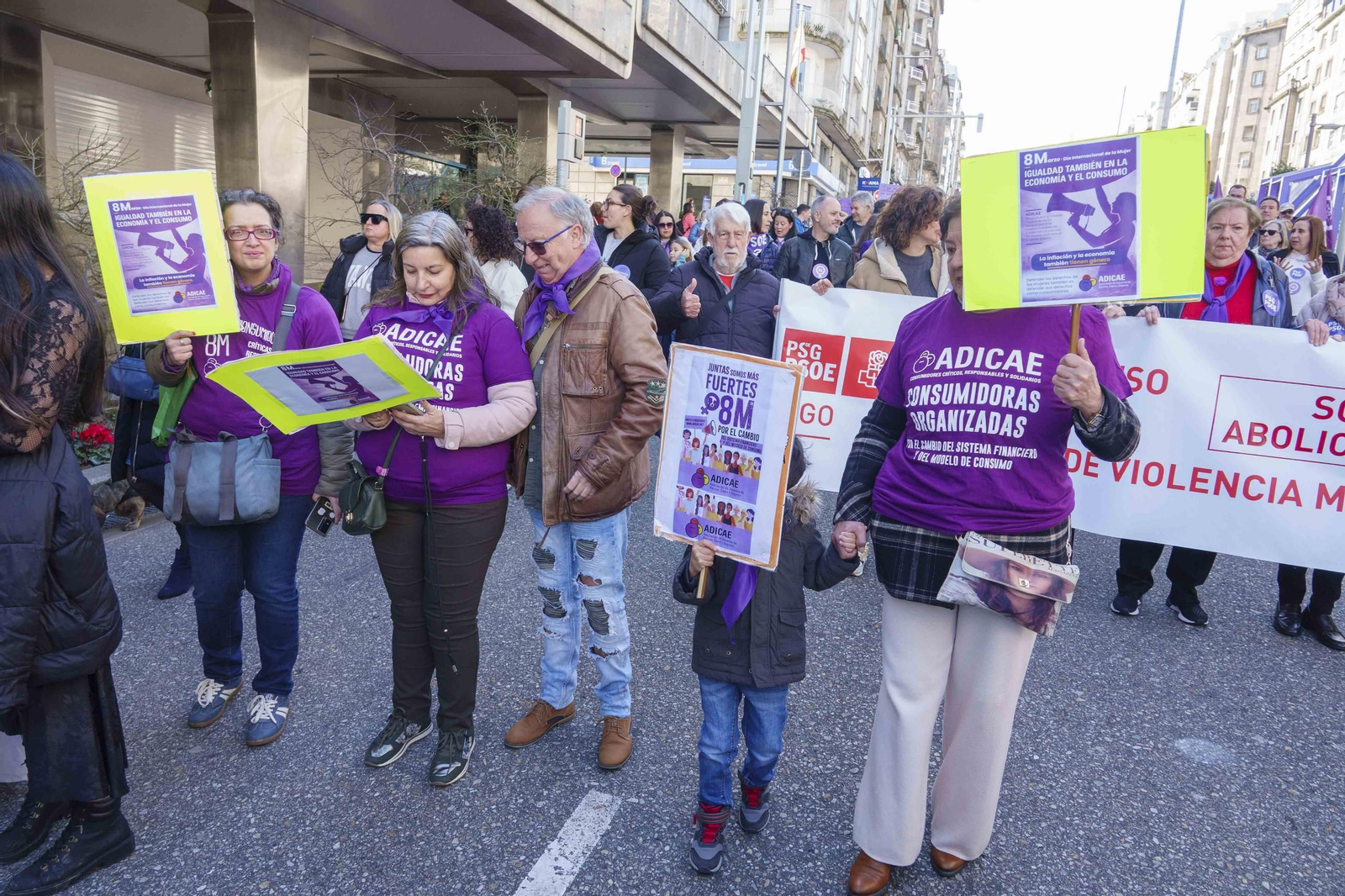 Galería | Las calles de Vigo se pintan de morado por el Día Internacional de la Mujer