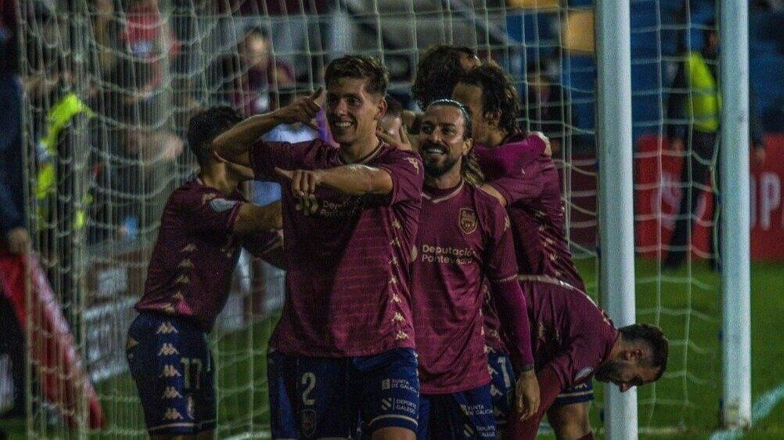 El Pontevedra goleó al Levante para pasar ronda, con un gol del excéltico Javi Fontán.