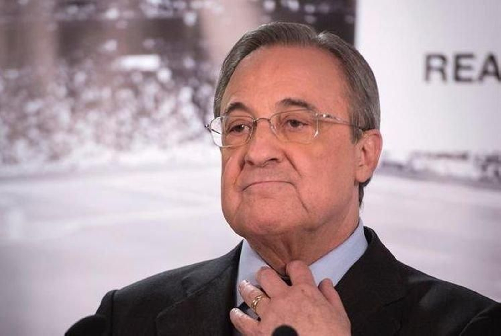 El presidente del club comparece en el Santiago Bernabeu.