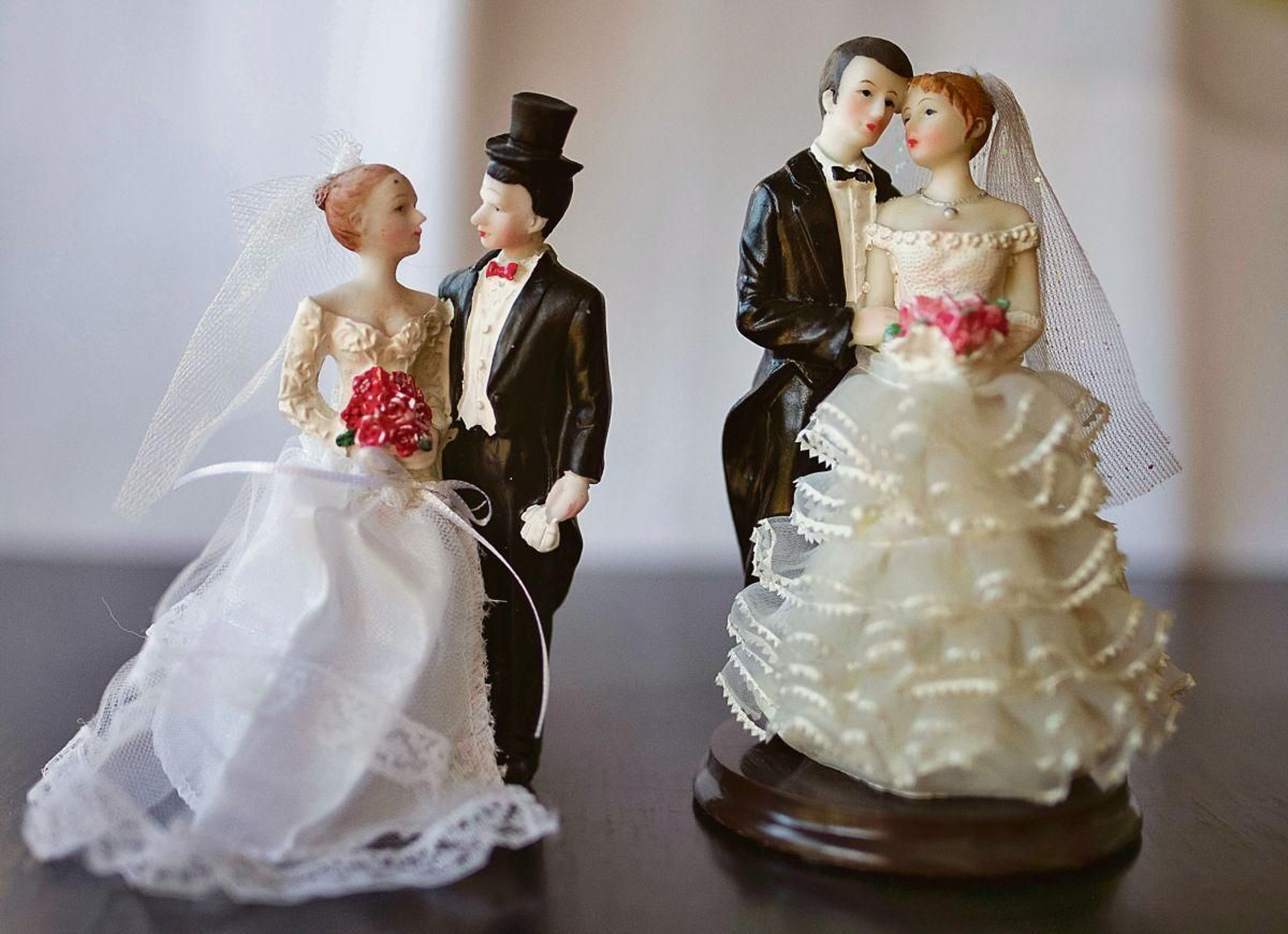 Ellas lucen vistosos trajes y velo de tul.