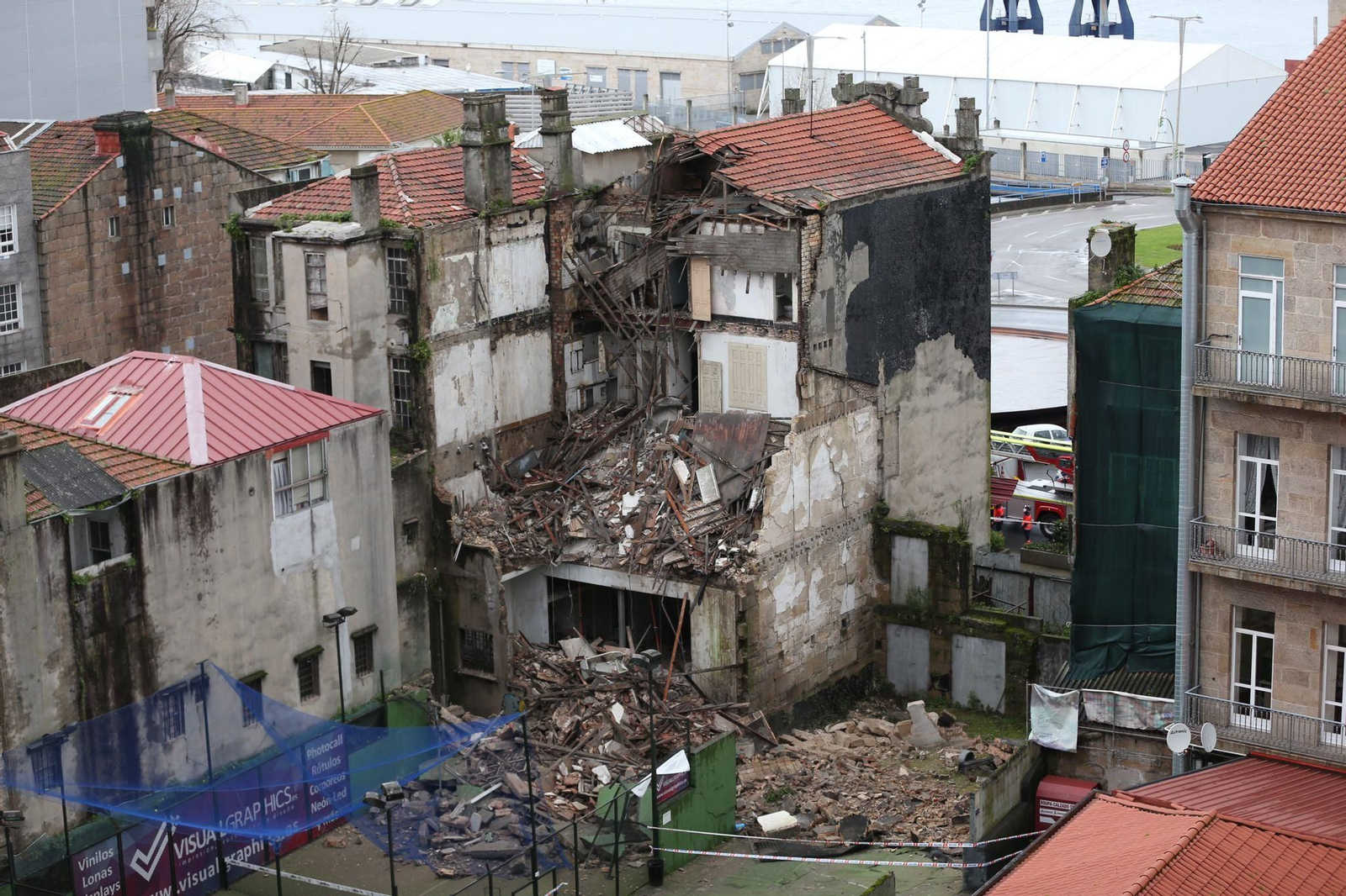 Se derrumba un edificio en el centro de Vigo // Alberte