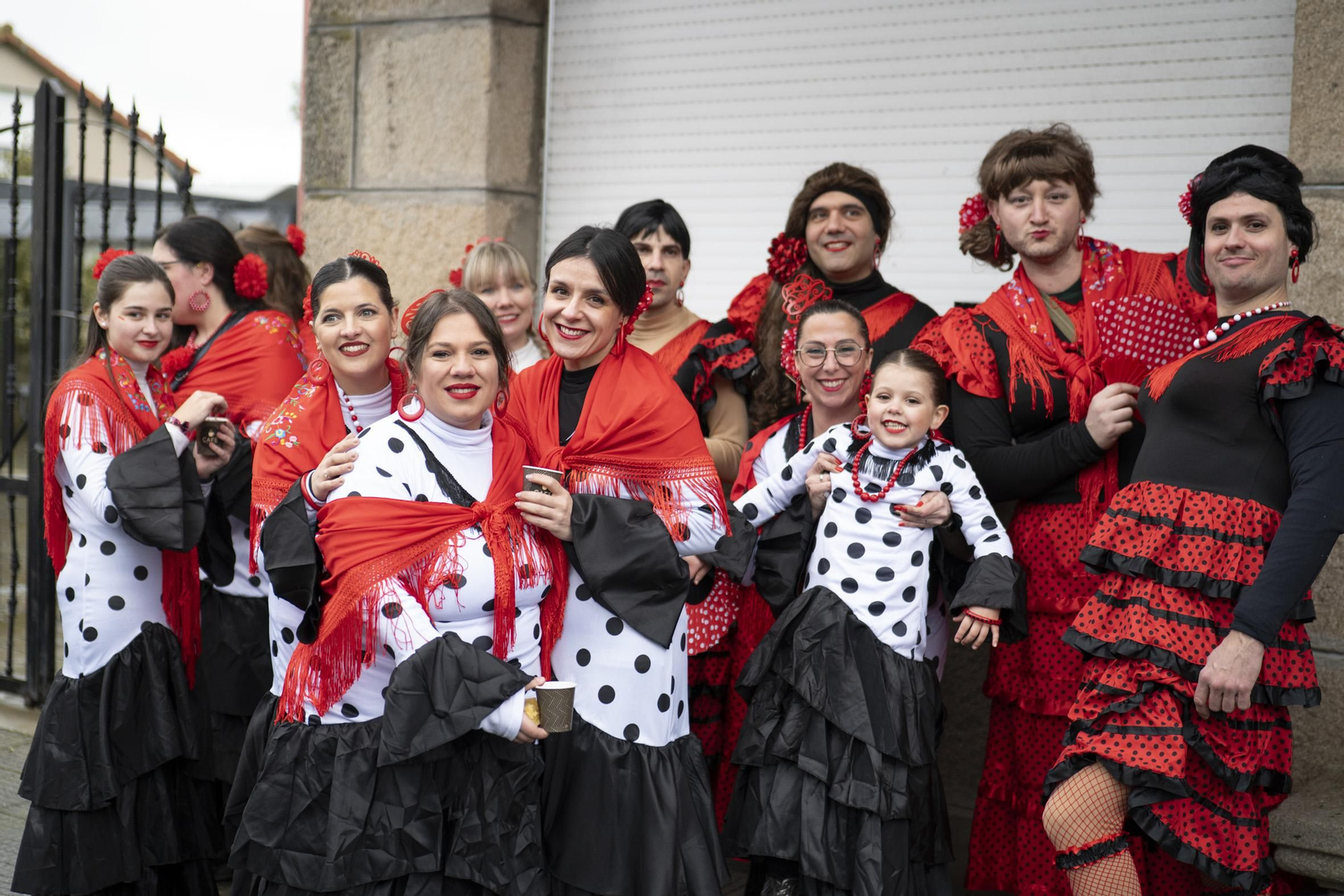 Galería | El Entroido itinerante de Parada de Amoeiro lleva la diversión por bandera
