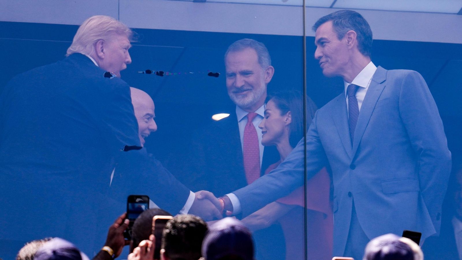 El saludo entre Trump y Pedro Sánchez