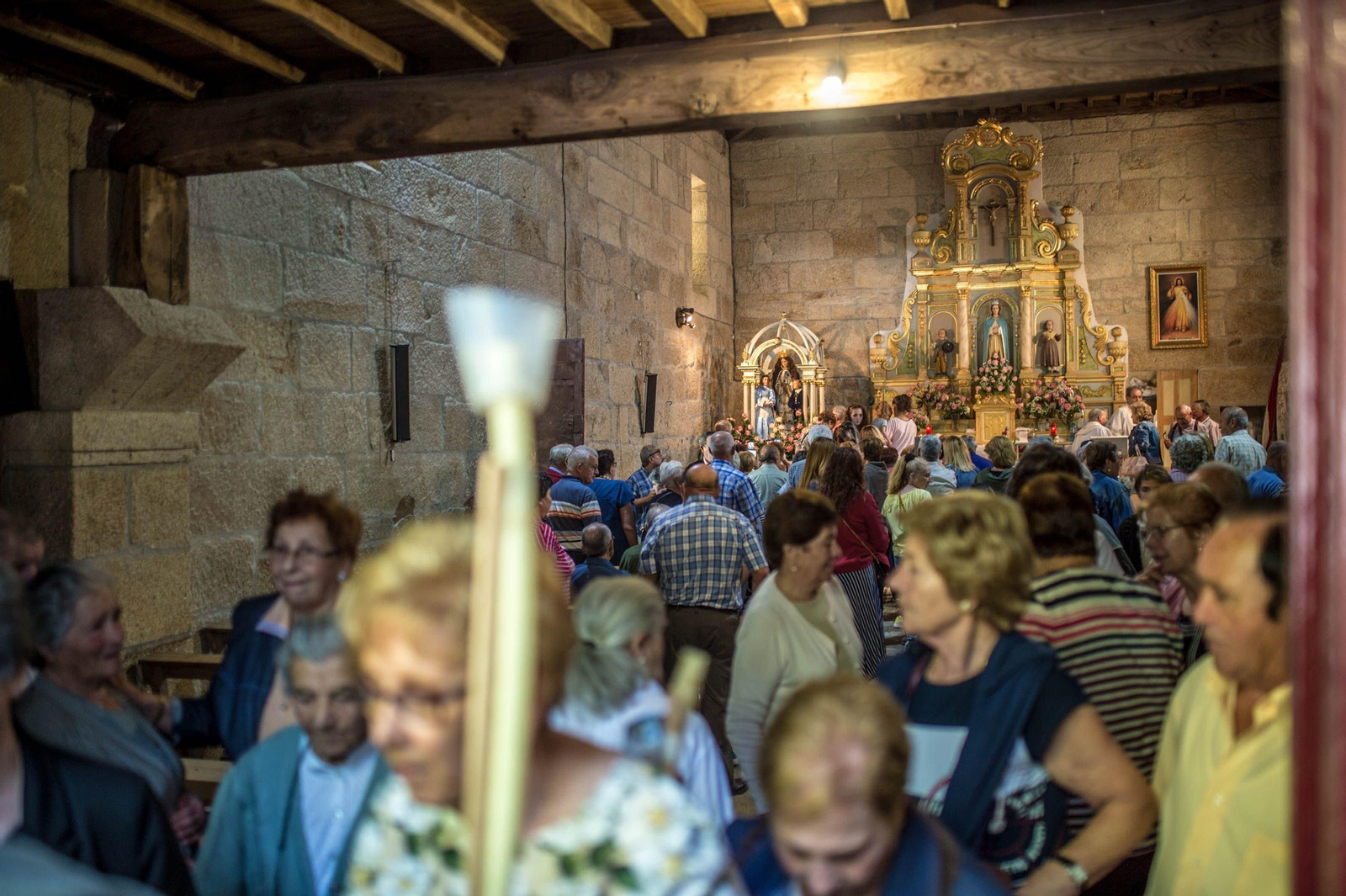 Los devotos de la Virgen de la Saleta abarrotaron la capilla durante toda la mañana.