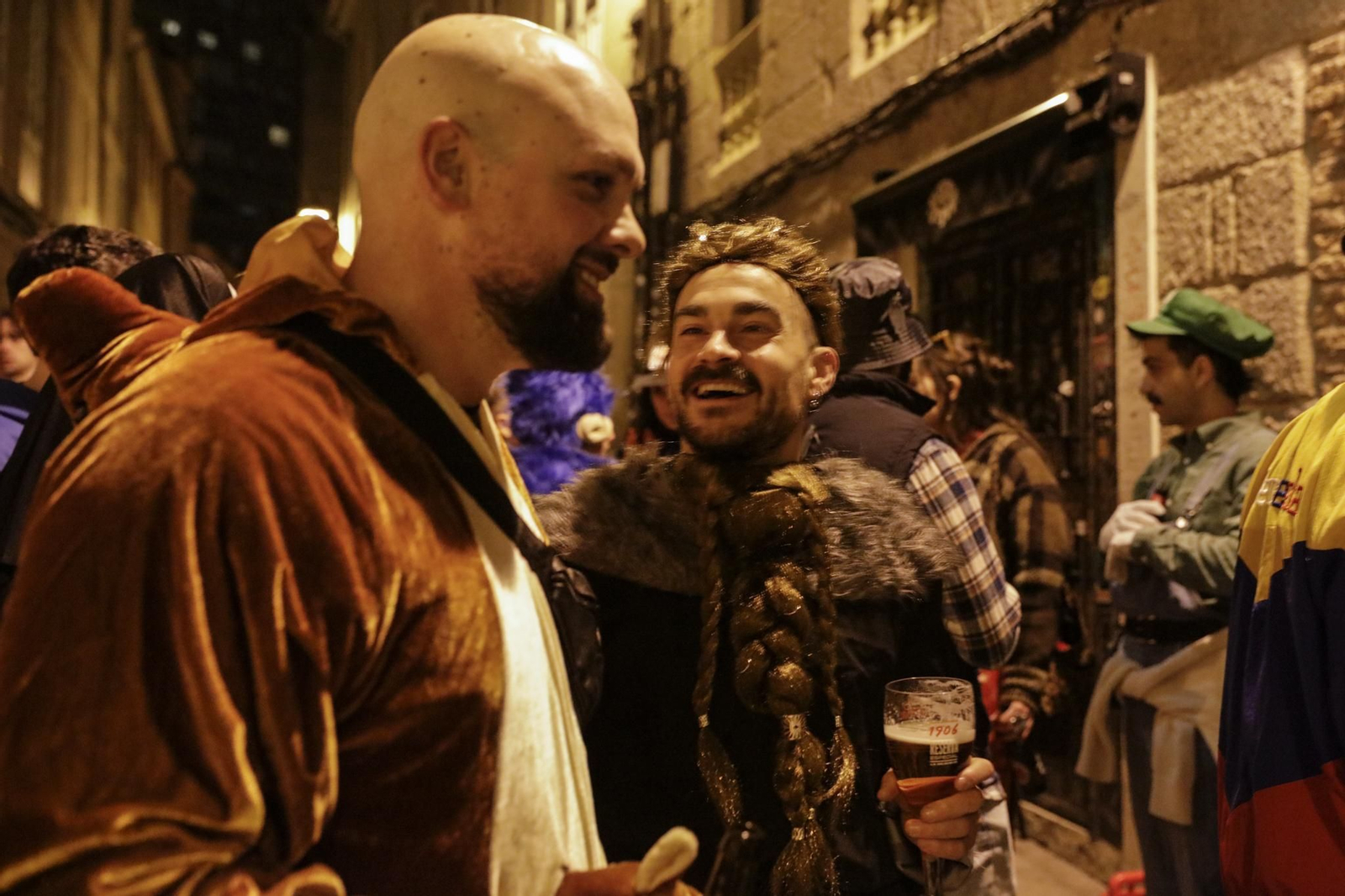 Galería | La ciudad respira Entroido en todas sus calles a la espera del desfile