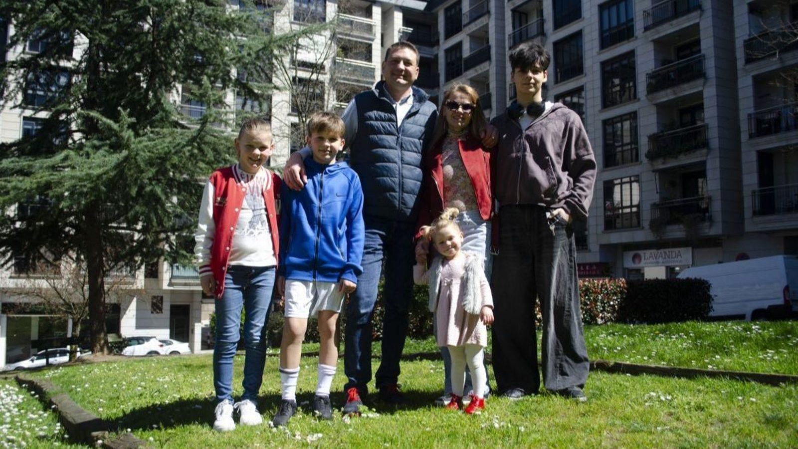Eugenio Belov, ayer junto a su familia en la ciudad.