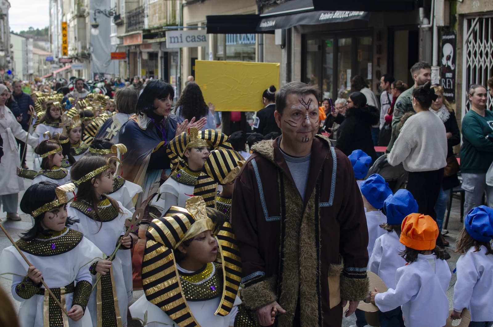 Galería | Las calles de Carballiño se llenan de color con el desfile escolar de Entroido