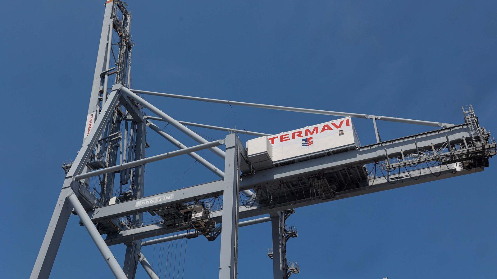 Galería | Una supergrúa de 110 metros se instala en Guixar