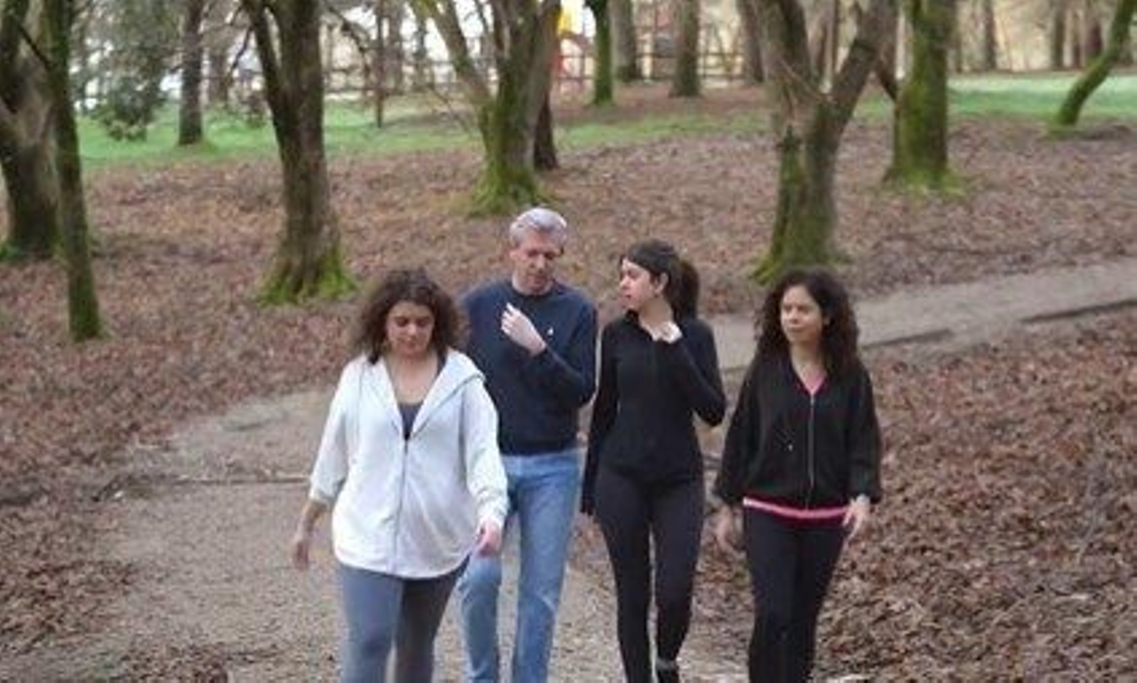 Alfonso Rueda pasa la jornada de reflexión con su mujer e hijas.