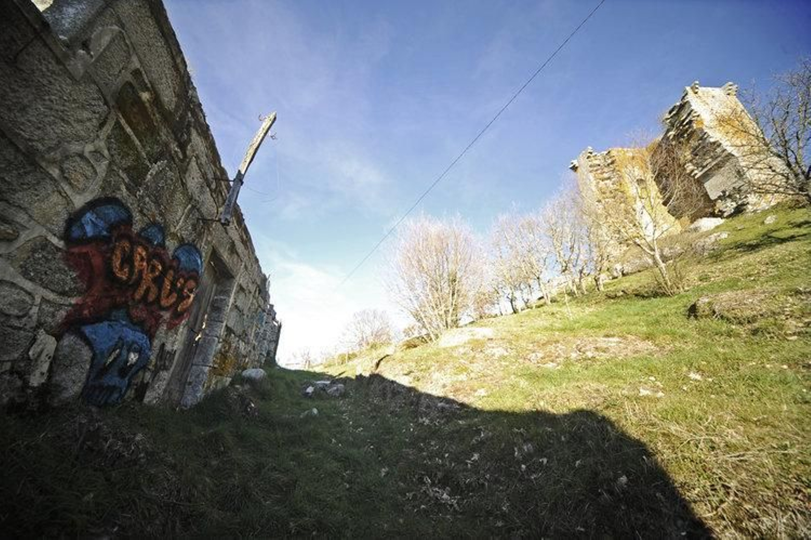 Las construcciones aledañas y las rocas que soportan la torre están llenas de pintadas. (FOTO: MARTIÑO PINAL)