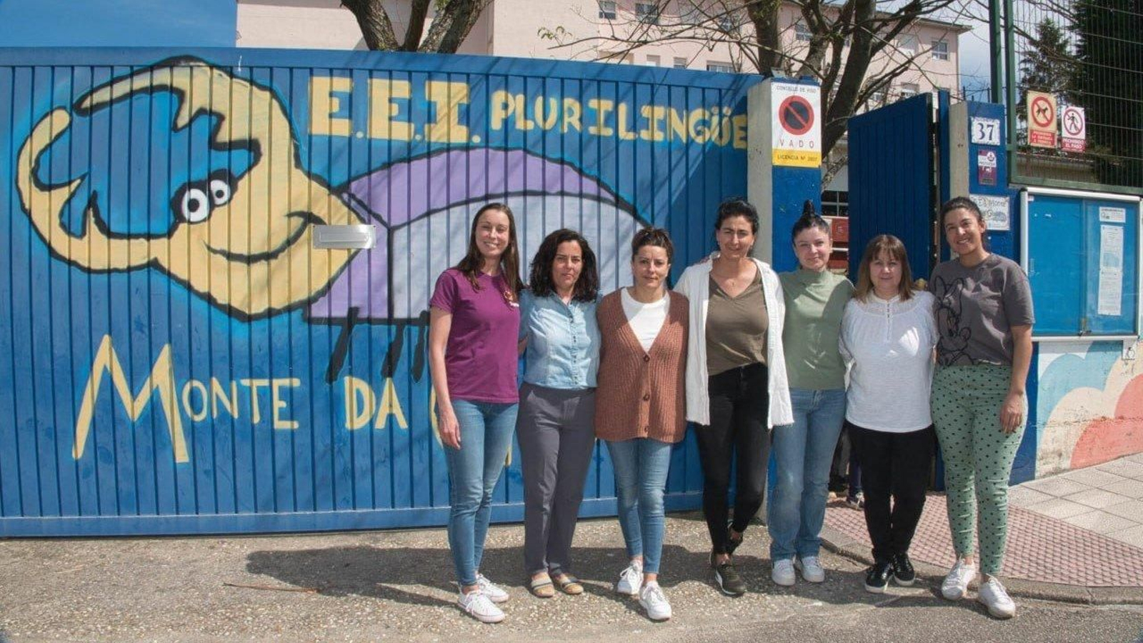 Parte del equipo docente de la EEI Monte da Guía posa delante de la la puerta del centro. // Vicente Alonso