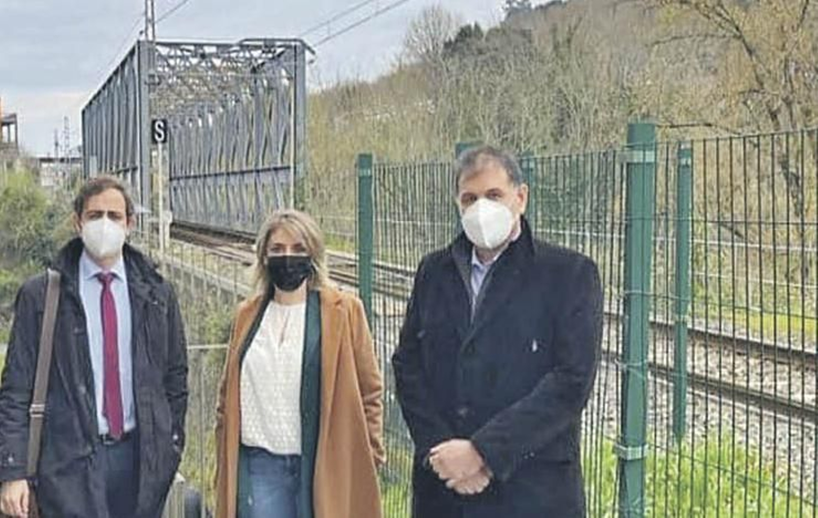 Noelia Rodríguez con los representantes de Adif, Julio Sánchez y Luis Palacios.