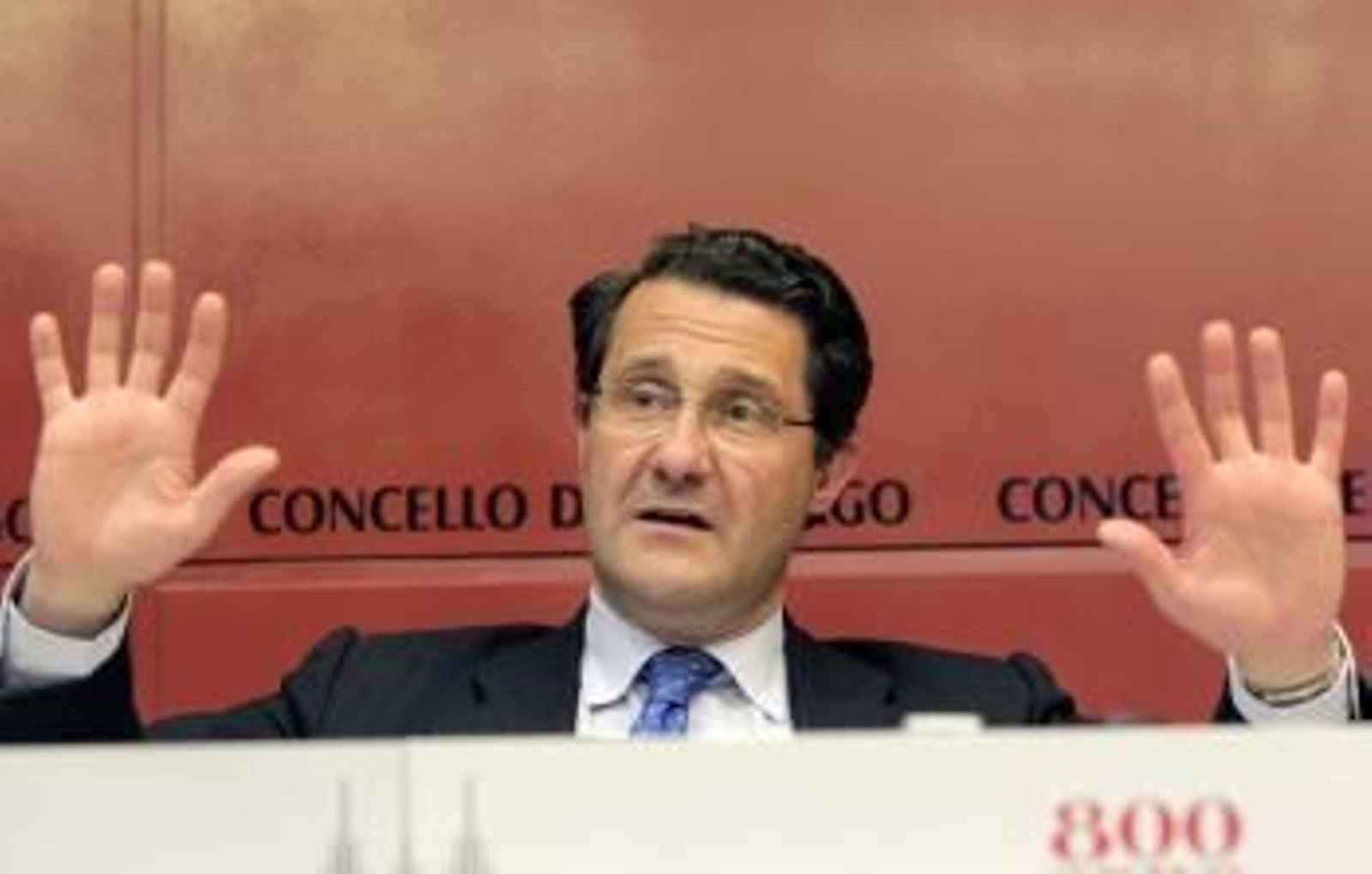 El alcalde de Santiago de Compostela, Gerardo Conde Roa, hoy durante la rueda de prensa celebrada en el Ayuntamiento en la que ha asegurado que no ha defraudado al Fisco.