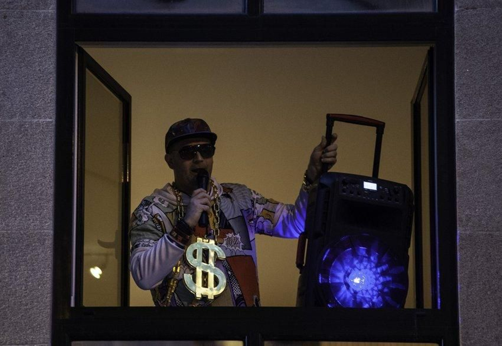 Pablo Estévez, músico de balcón, en una de sus actuaciones durante el confinamiento. Foto: Martiño Pinal