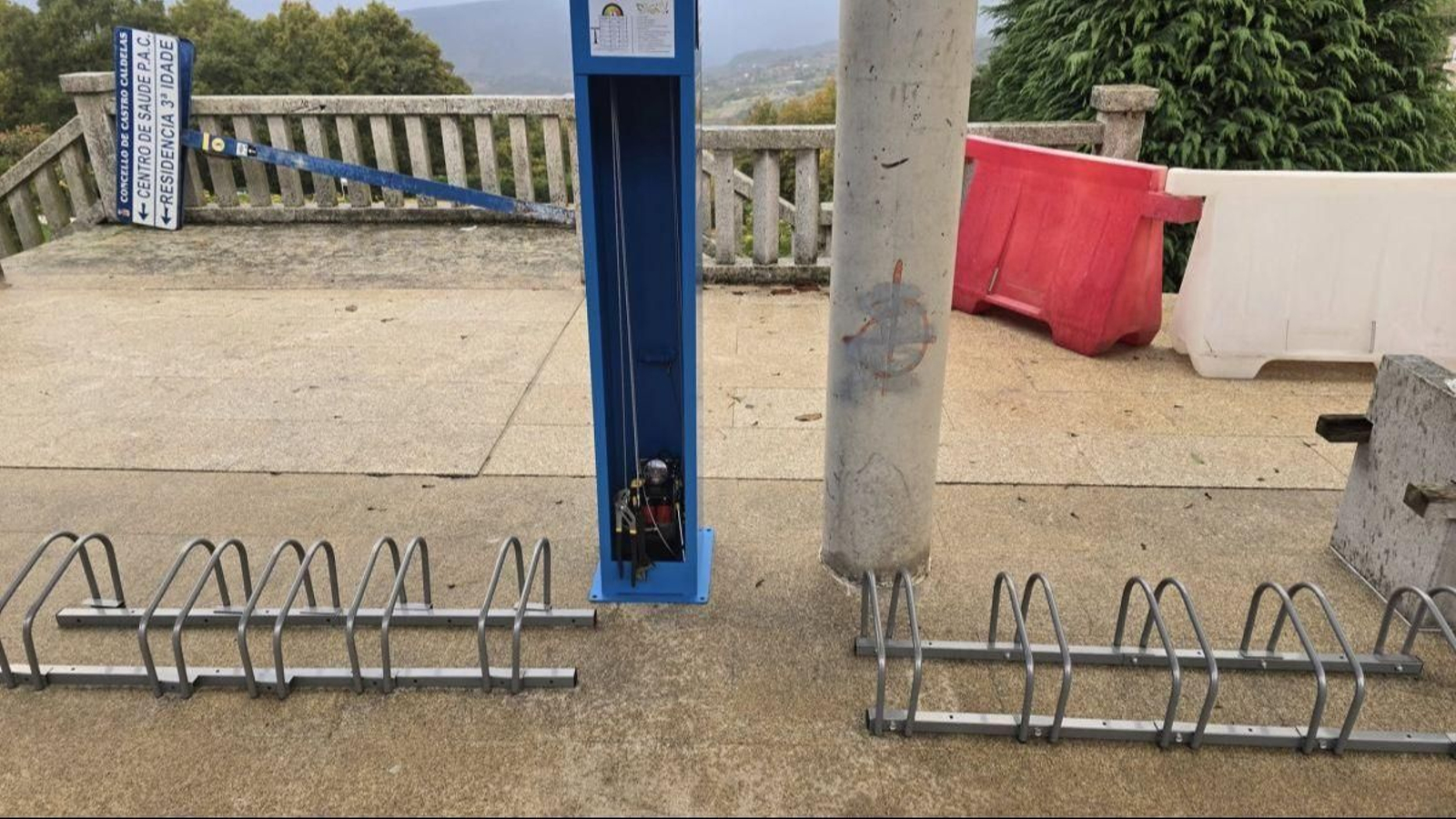 Estación de reparación de bicicletas y aparcamiento.