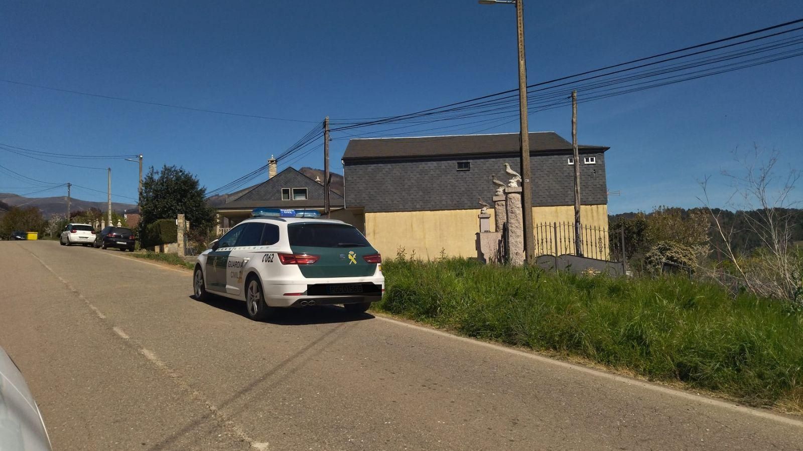 Un vehículo de la Guardia Civil a las afueras de la finca donde se produjo el accidente.