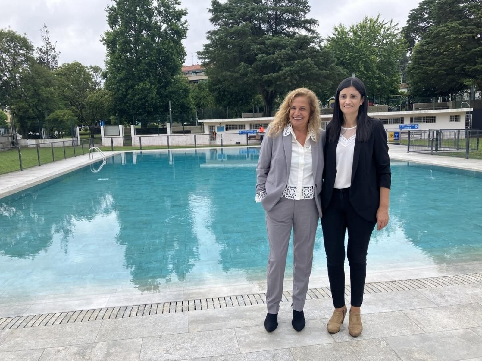 Carmela Silva y Verónica Tourón, ayer ante la piscina de adultos de Salceda, que hoy se abre al público.