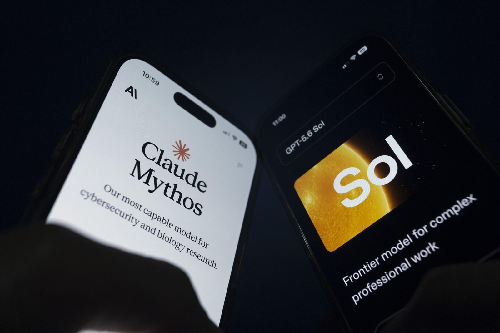 Dos móviles con aplicaciones de inteligencia artificial abiertas y funcionando.