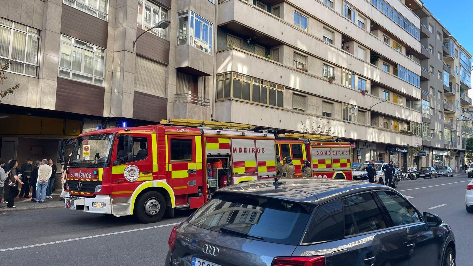 Amplio despliegue en la calle ourensana de Nosa Señora da Saínza por el incendio.