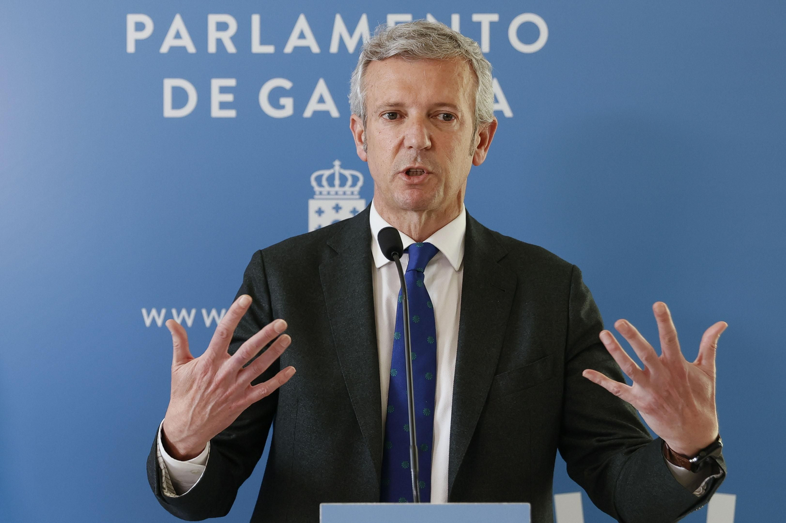 El presidente del Parlamento de Galicia, Miguel Santalices, (i) tras recibir al presidente de la Xunta en funciones, Alfonso Rueda, en la ronda de contactos con las tres fuerzas políticas para la sucesión en la presidencia de la Xunta, tras el cese a petición propia de Alberto Núñez Feijóo este lunes en Santiago de Compostela. EFE/Lavandeira jr