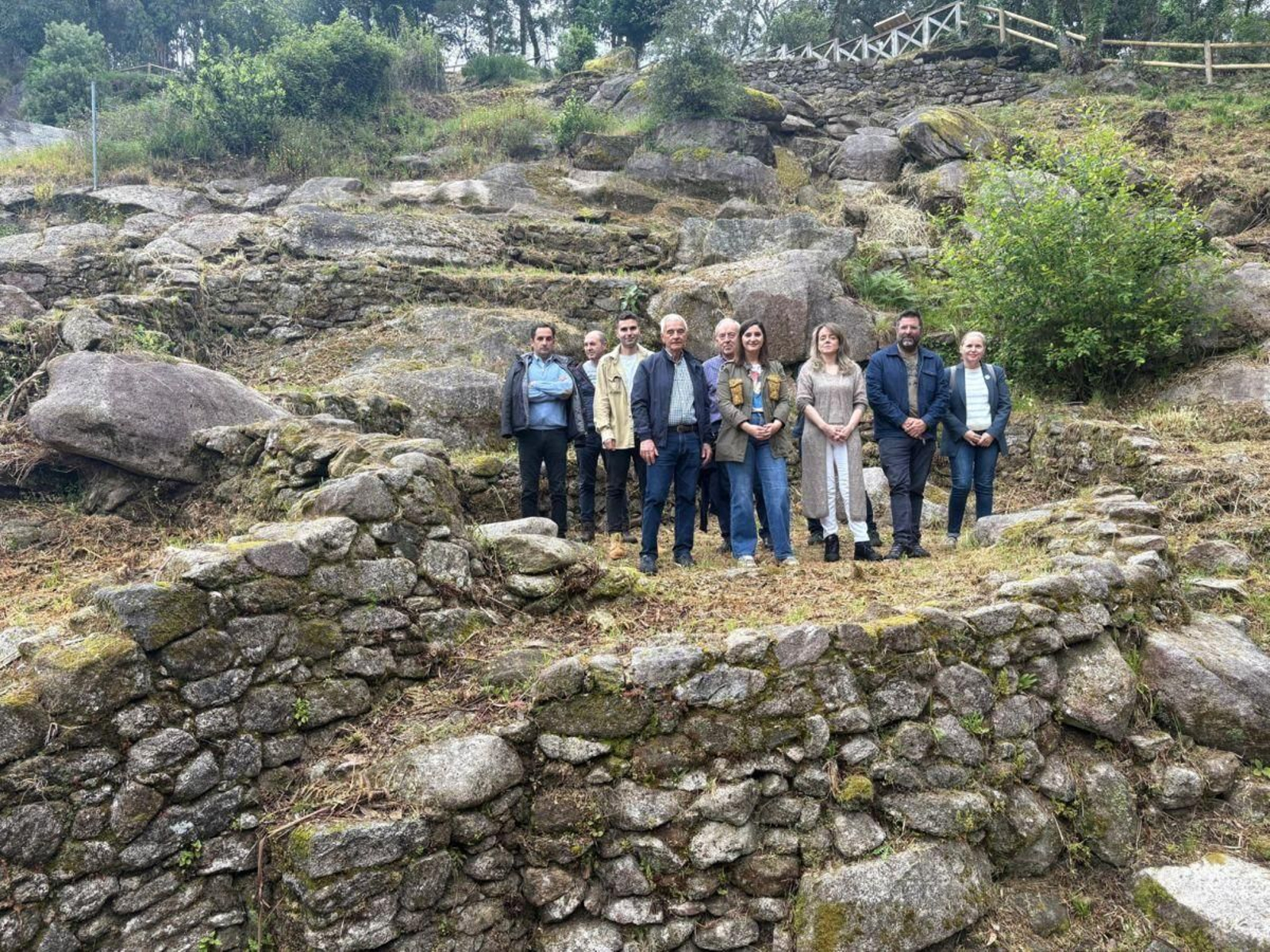 Alcaldesa, directora de la AXI, concelleiros y asociación vecinal, ayer, durante su visita al Castro.