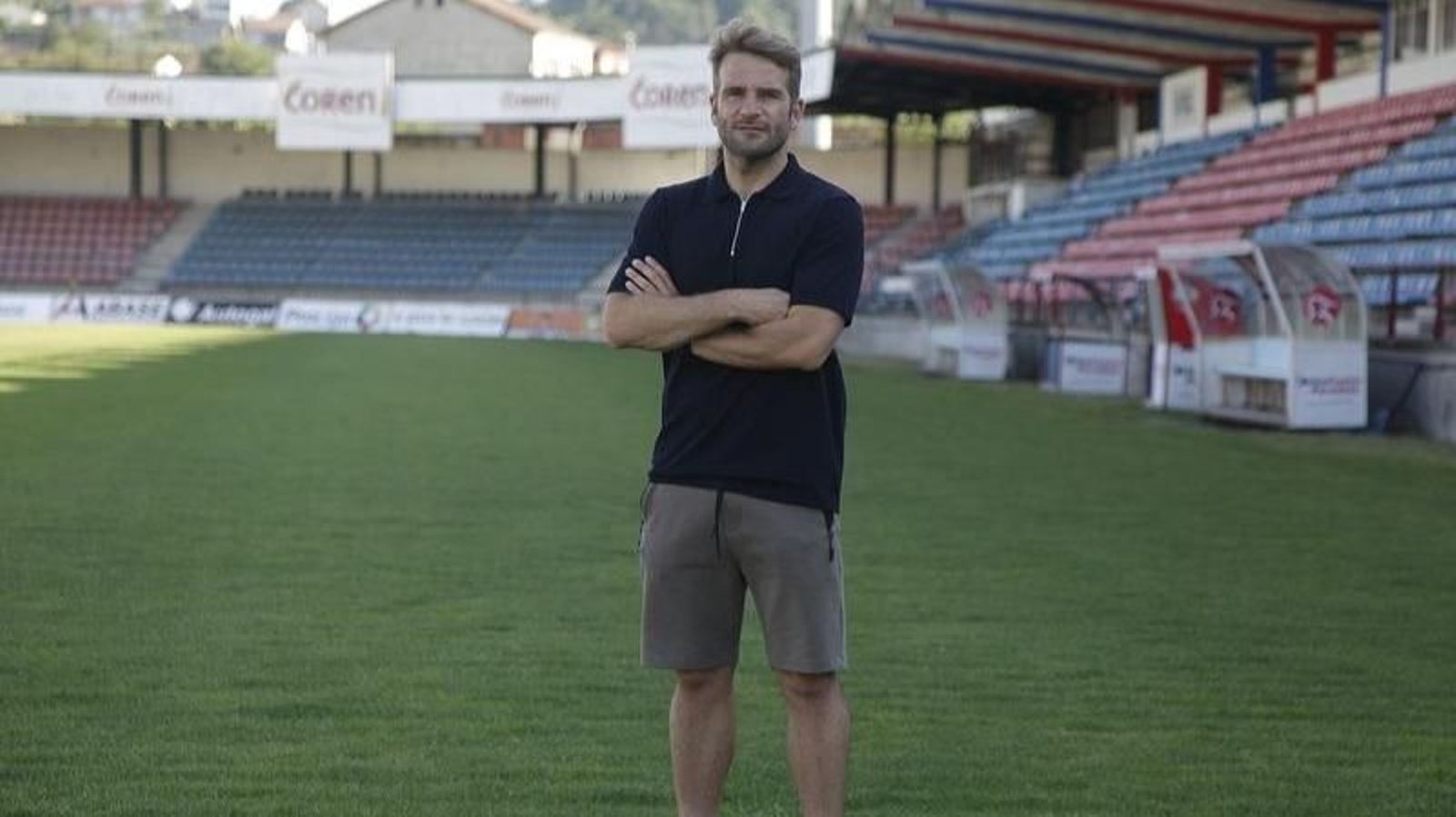 El preparador físico bético Félix Cao en O Couto, el campo donde defendió durante más de una década los colores de CD Ourense (MIGUEL ÁNGEL).