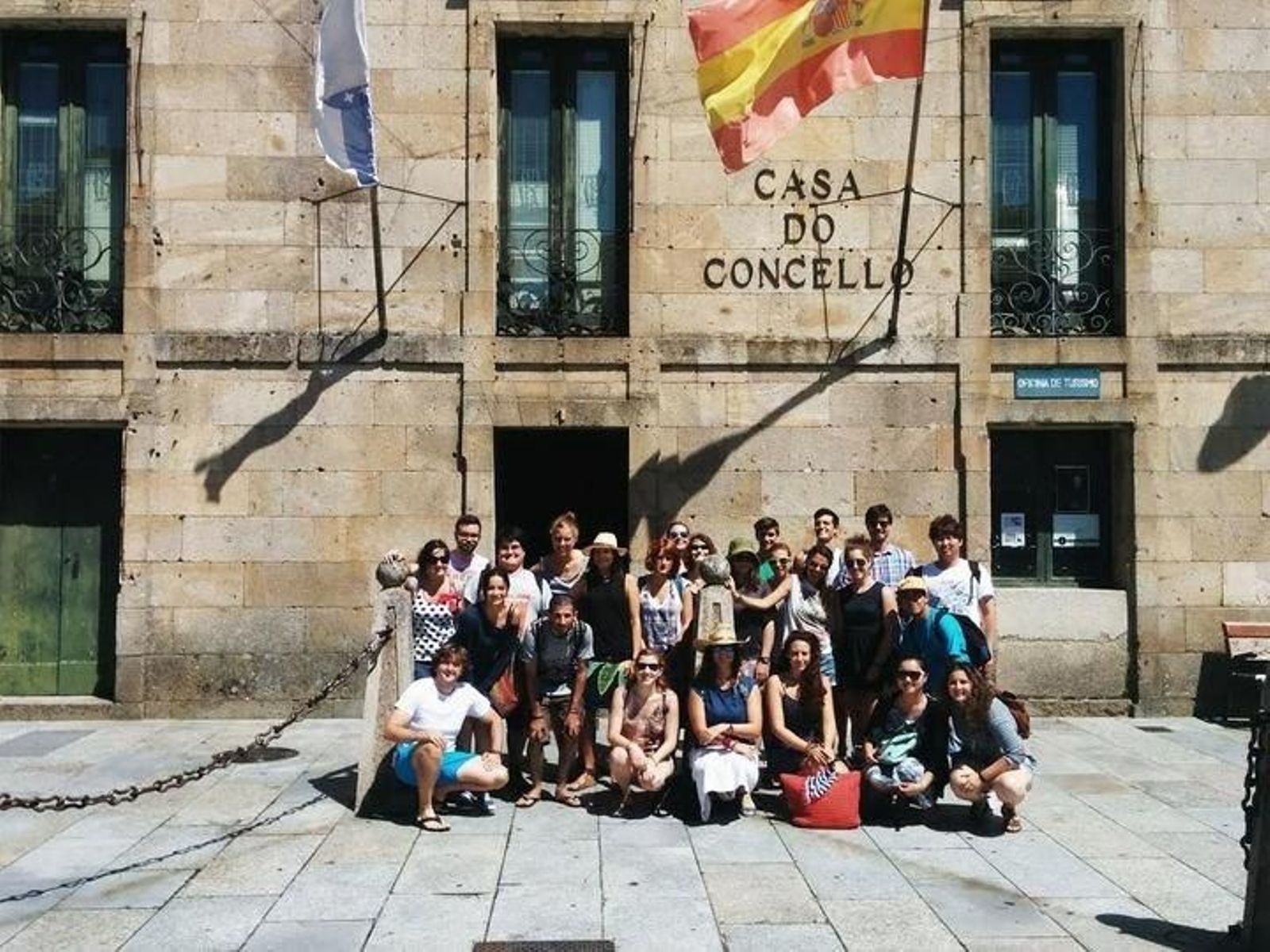 Participantes de anteriores ediciones del campo de trabajo posan ante la Casa do Concello.