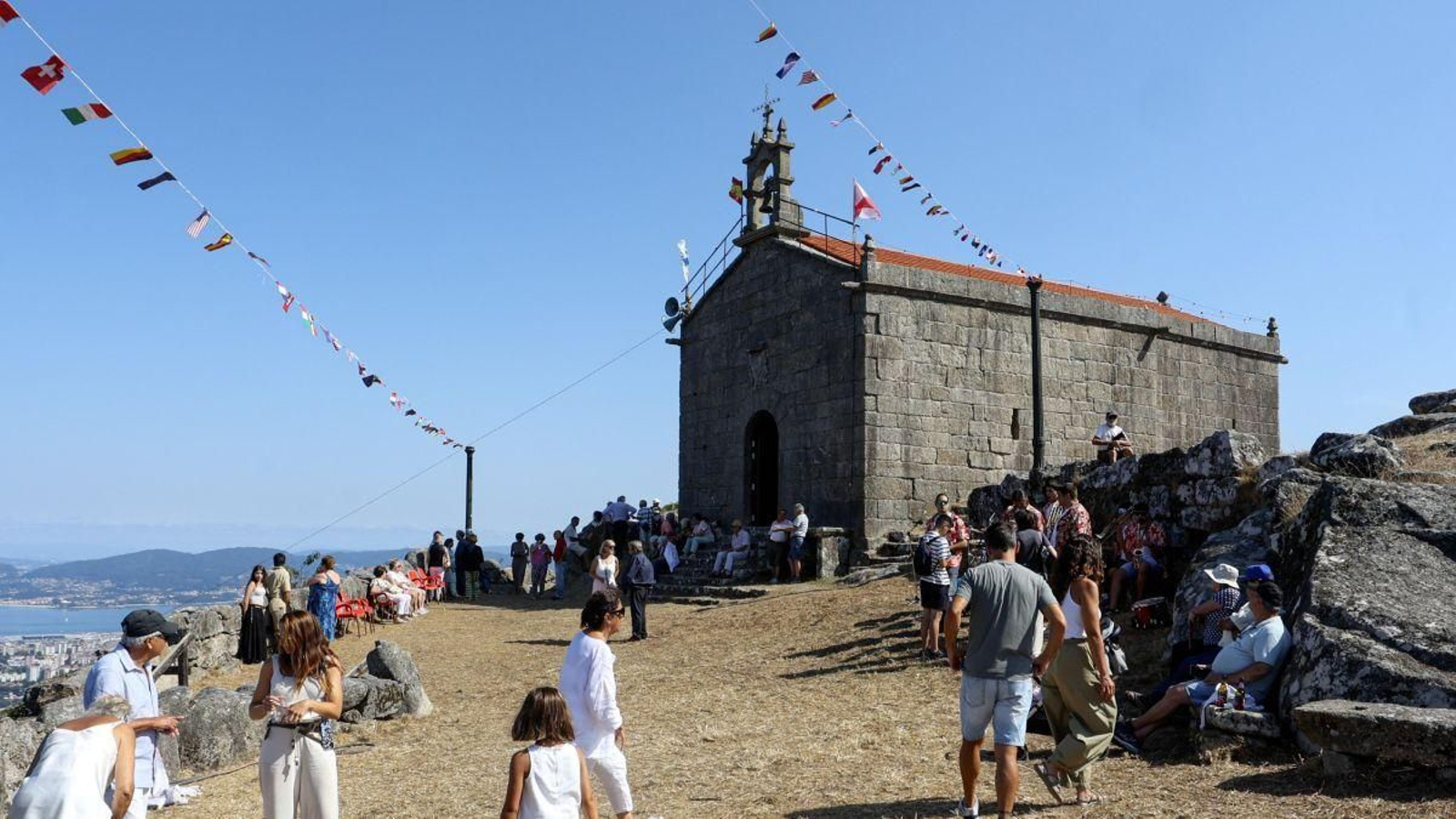 La ermita, que antiguamente formó parte de una fortaleza medieval, fue ayer un ir y venir de romeros en el día de la Virxe do Alba.