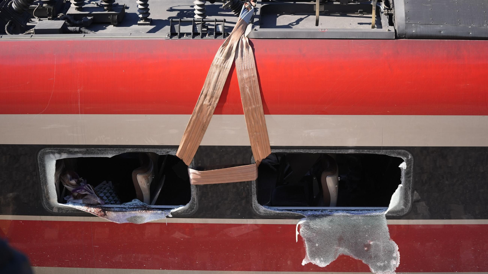 Cristales rotos alrededor de los vagones, consecuencia del acceso de los servicios de emergencia.