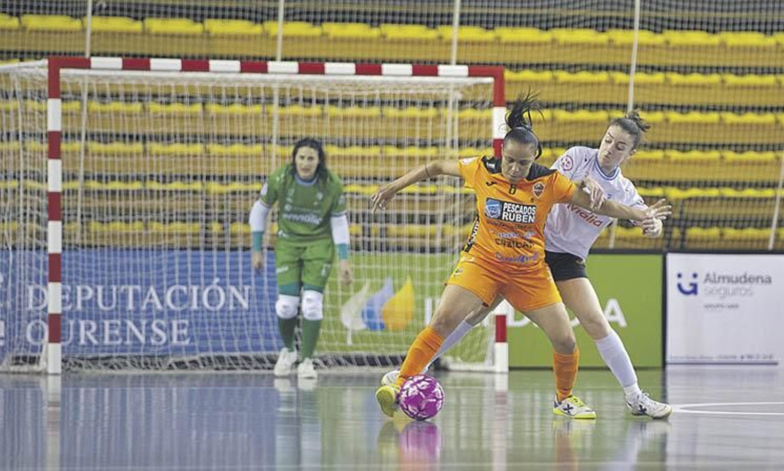 Chiky, del Envialia, presiona a Cami, del Burela.