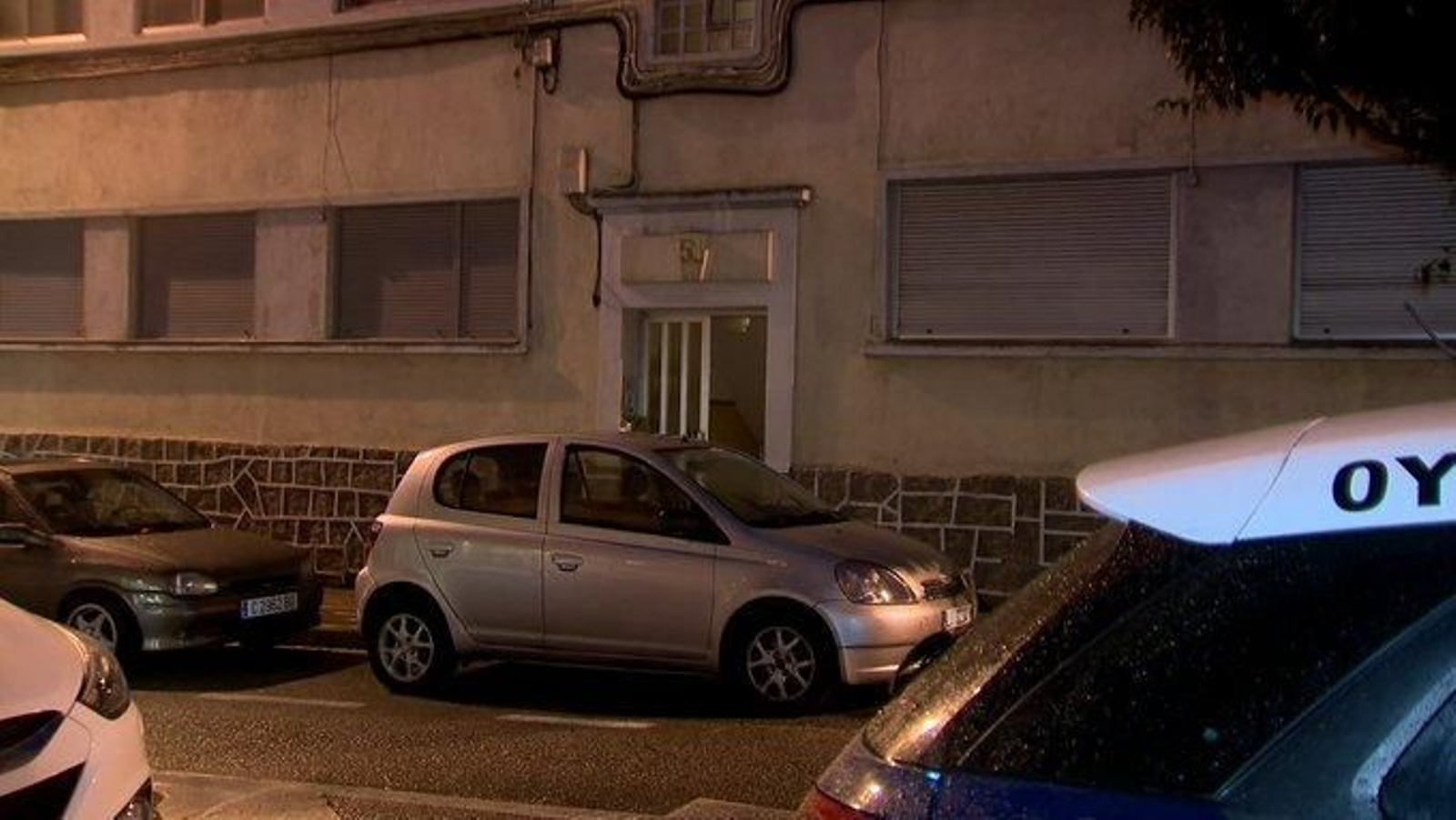 El portal de la vivienda donde fue localizada muerta la mujer. // CRTVG