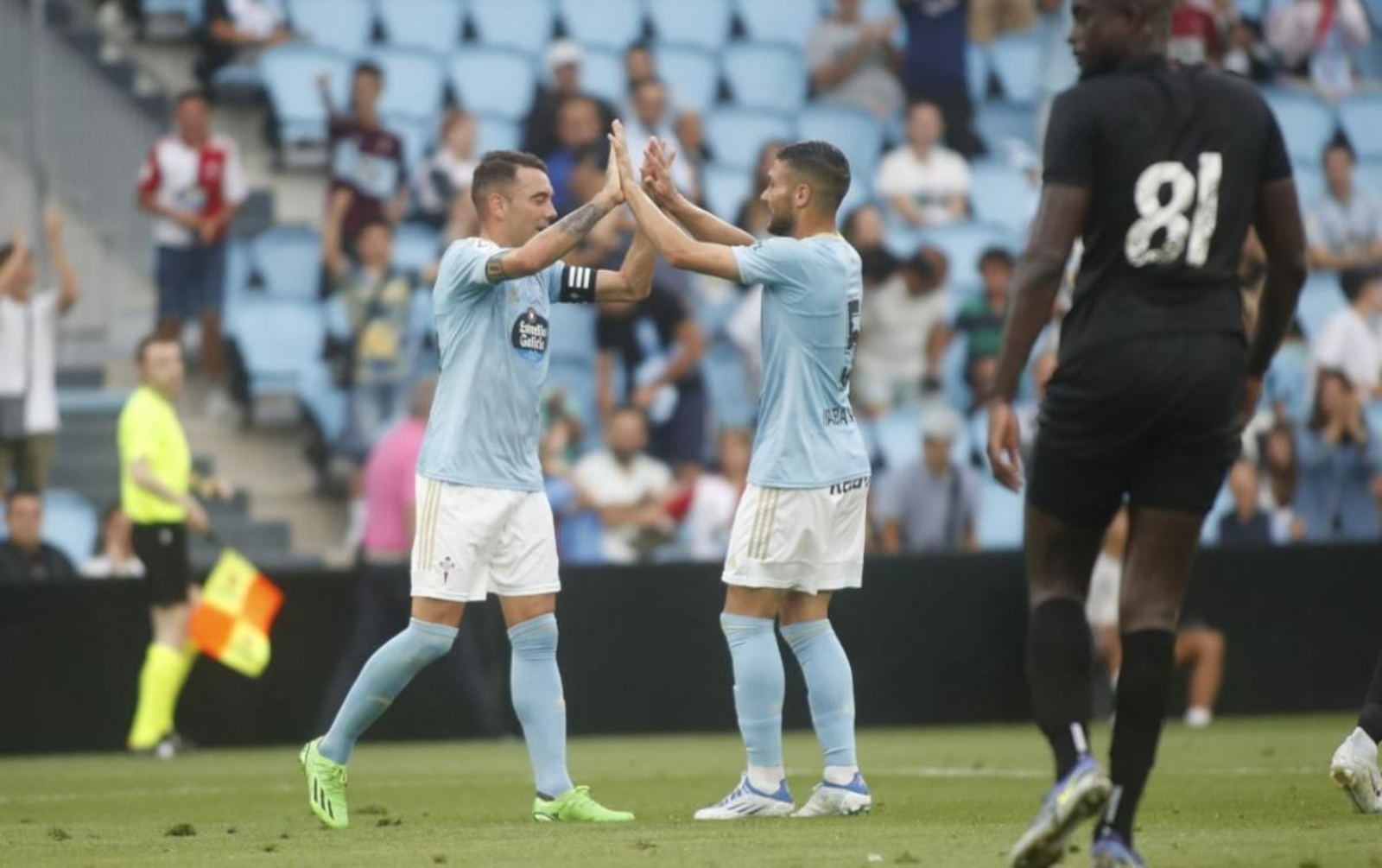 Franco Cervi conecta un disparo en el partido de ayer.