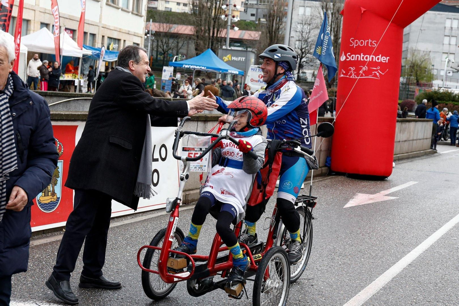 El alcalde Abel Caballero con participantes de Discamino en la carrera Calvario 5+5